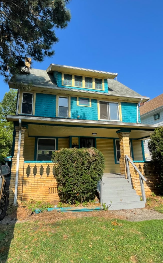 Building Photo - SECTION 8 and EDEN ACCEPTED!! Newly Renova...