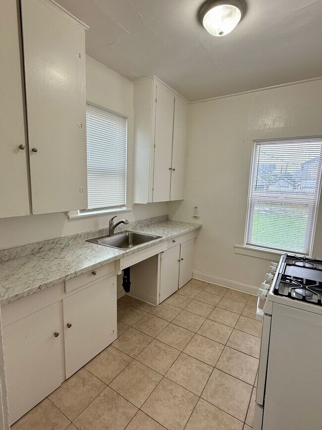 Building Photo - 1 Bedroom 1 Bath Duplex!