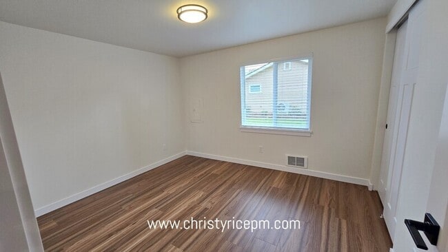 Photo - 31721 W Commercial St Unidad B