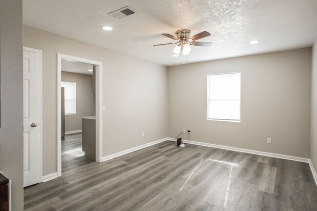 Photo - 301 Fireman St