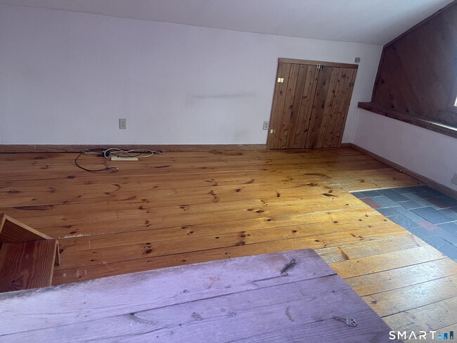 Photo - 1633 Main St N