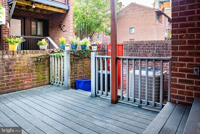 Building Photo - 906 Locust St Rental