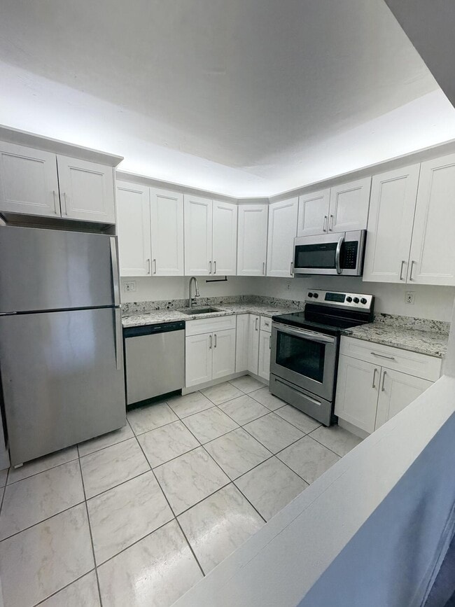 Building Photo - 9235 SW 8th St Unit 512