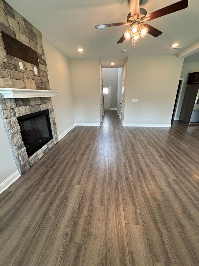Photo - 4 Bedroom 2 1/2 Bath Pet Friendly Home For Rent Near Post!