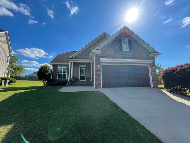 Building Photo - Charming 4 bedroom/2.5 bathroom in Tudor Branch!