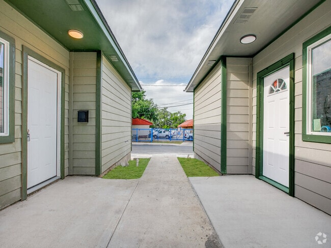 Building Photo - 2901 S Laredo St Rental