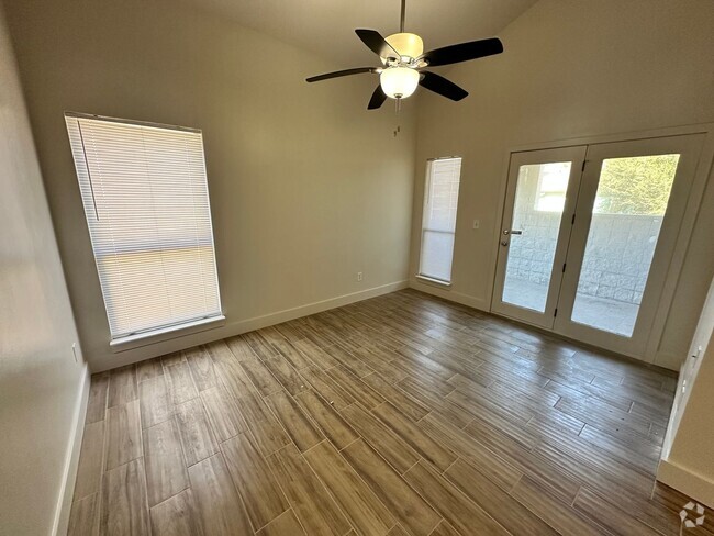 Building Photo - Move -in Special: Cute 2 bed 1 bath Condo ...