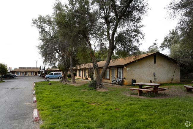 Roslyn Apartments - Roslyn Apartments