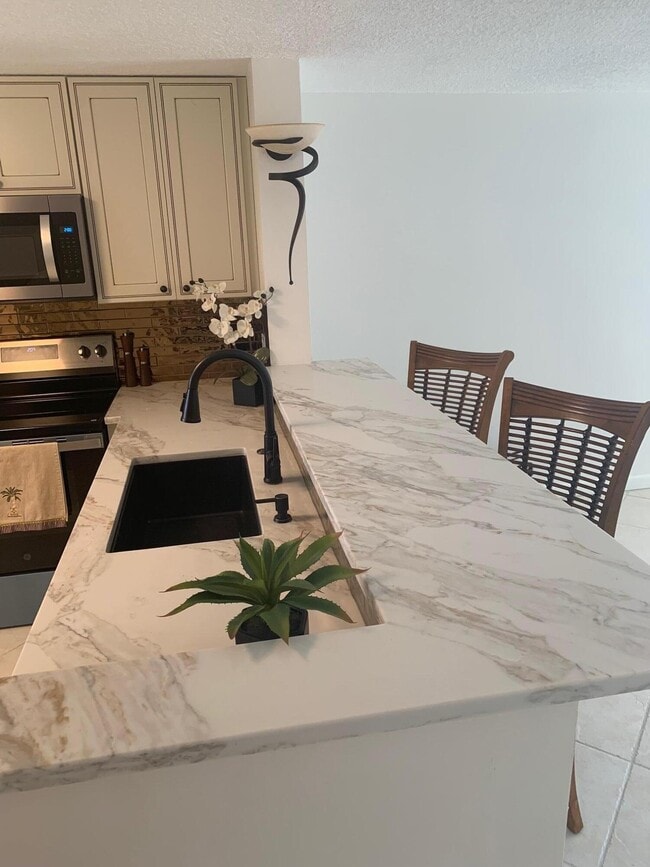 Building Photo - 239 SW 3rd St