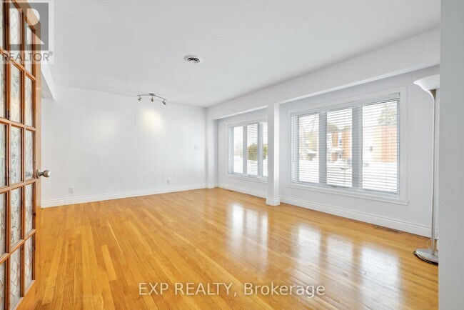 Photo - 888 Charleswood Ave