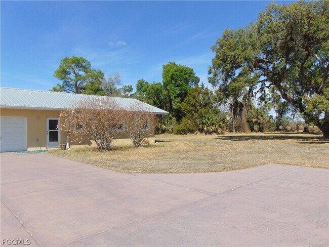 1092 Riverbend Dr