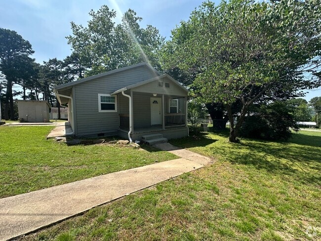 Building Photo - Introducing a charming 3-bedroom, 1.5 bath... Rental