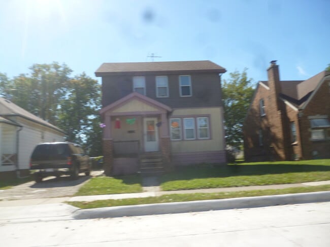Building Photo - Awesome 3 bedroom Eastpointe Stunner