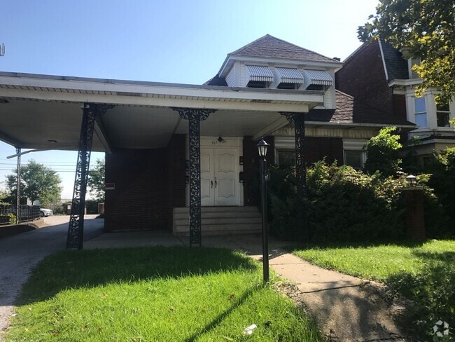 Building Photo - 517 N George St Unit 517 N George #1S Rental