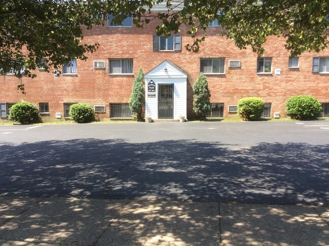 Entrance and parking - 1140 Simpson St Unit 21