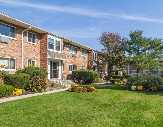 Crescent Woods Apartments For Rent in Bethpage, NY