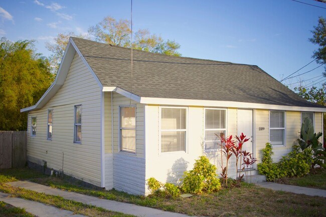 Photo - Spacious Clearwater Home with Modern Comforts with Private Backyard! 2bed | 1Bed