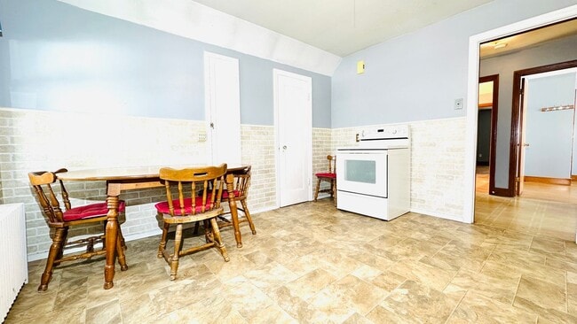 Photo - 2498 Woodlawn Ave Unit Upper