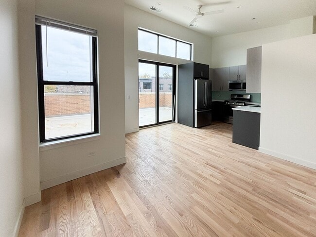 Photo - Spectacular 3 Bed/3 Bath Penthouse Apartment in prime Lincoln Park Location. Semi-Private Elevato... Unit Penthouse