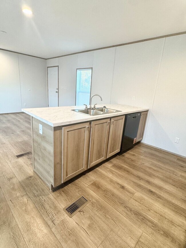 Photo - Move in Ready! 3 bedrooms/ 2 Baths! Beautiful space!