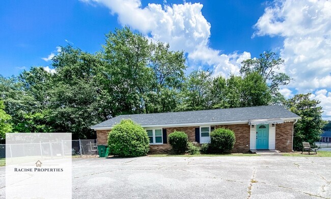 Building Photo - Come See This Updated Home in Clinton!