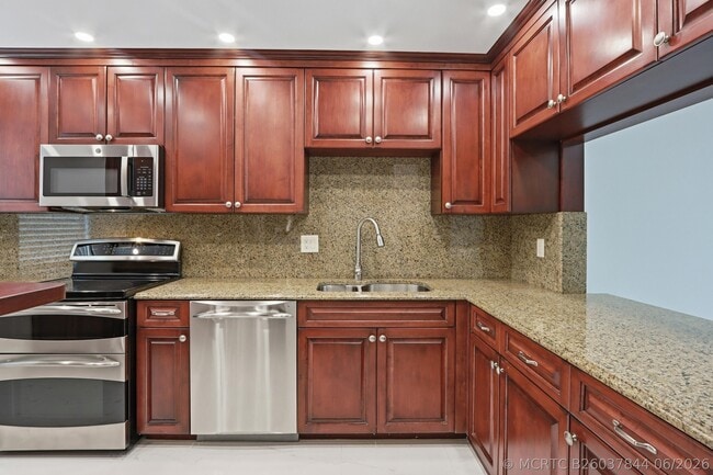 220 Lake Dr Unit 206