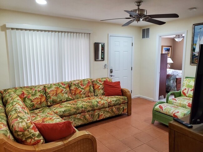 802 Victoria Dr Unit 4