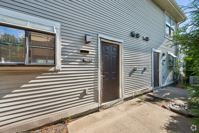 2BR, 1.5BA Townhouse - 1,026SF - Patio