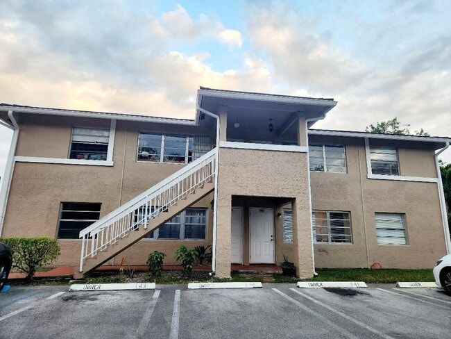 Building Photo - 10234 Twin Lakes Dr Unit 16-D