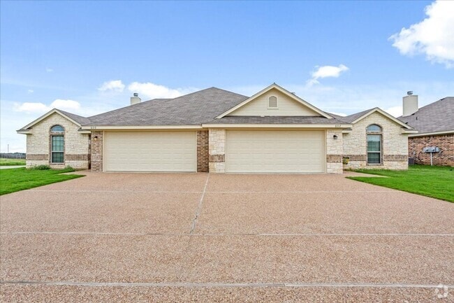 Building Photo - Duplex on Hilltop Drive | Midway ISD Rental