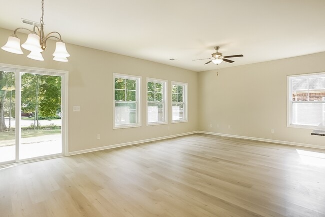 Photo - 446 Bainbridge Dr