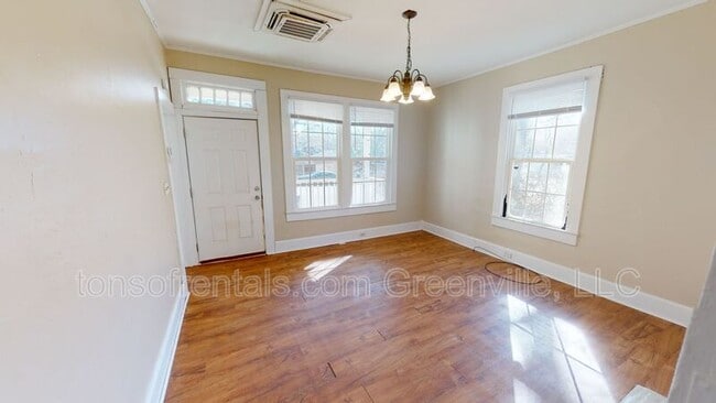 Photo - 304 Shaw St