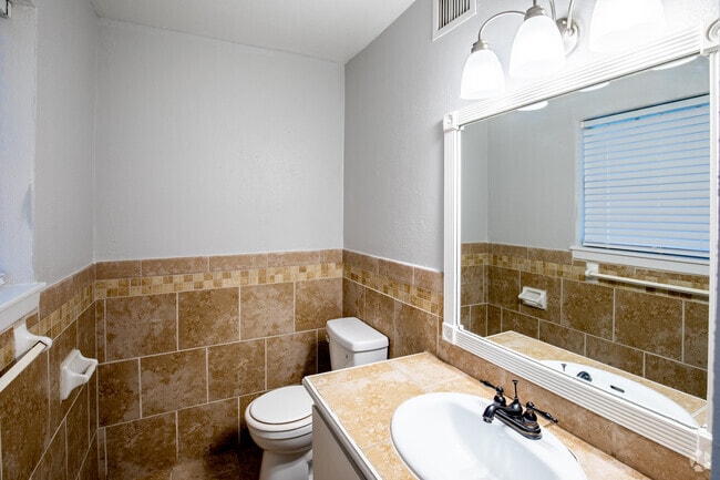 2BR, 2BA - 910 SF