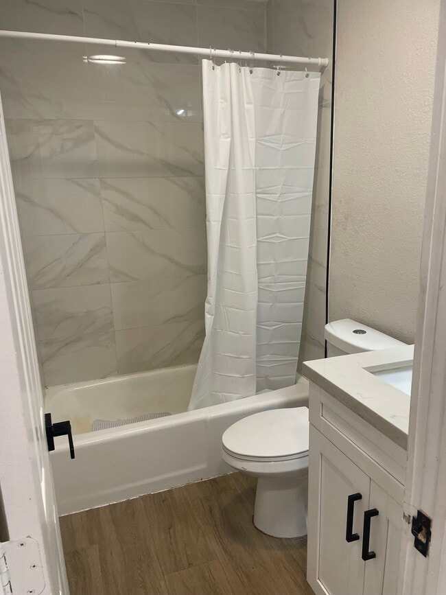 Building Photo - 1421 SE 4th Ave