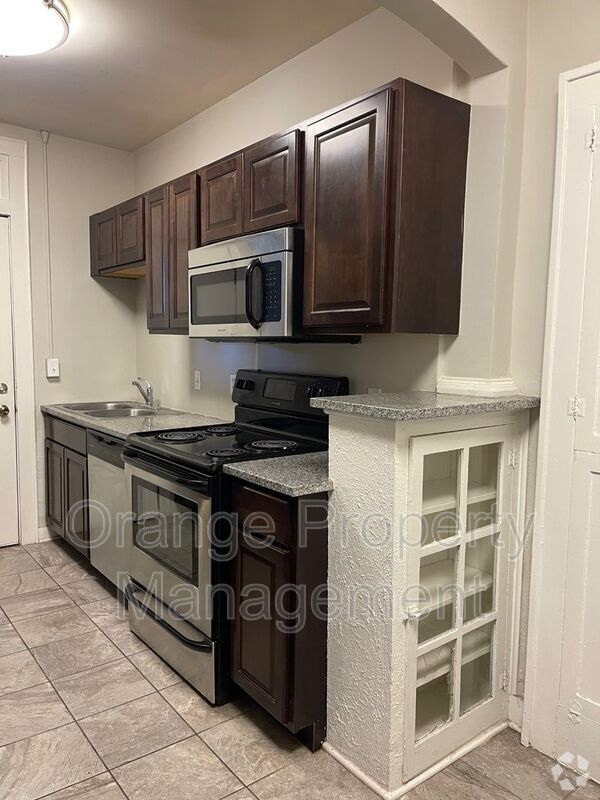 Building Photo - 3302 Burt St Unit #5 Rental