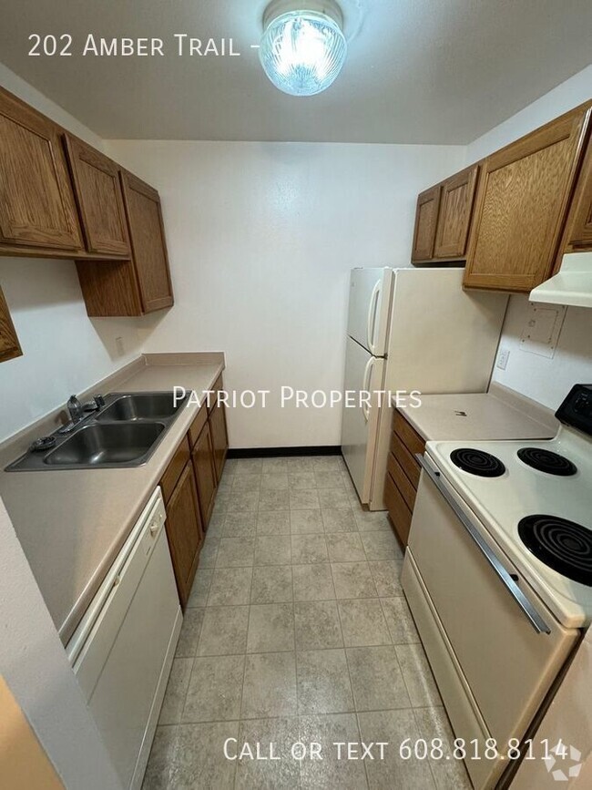 Building Photo - 2 bedroom/ 1 bath apartment in Sun Prairie... Unit 6