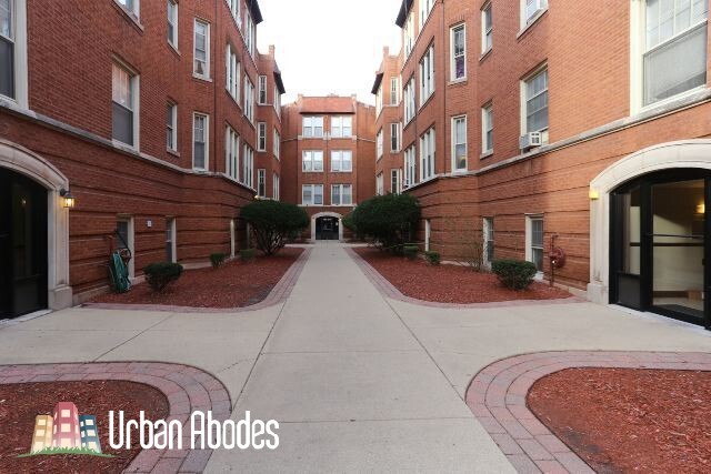 Building Photo - 527 W Aldine Ave Unit A04C