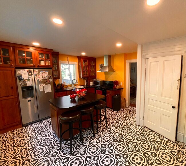 Photo - 1520 W North St Unidad Yellow House