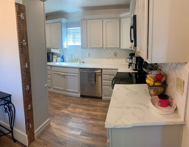 2,000 Three Bedrooms, Two and a Half Ba... House House Rental in