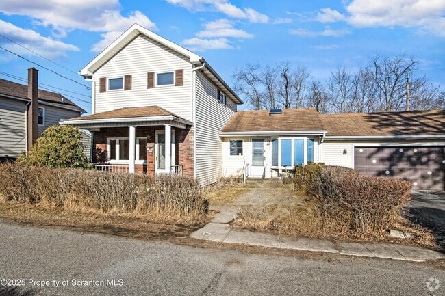 Building Photo - 134 Lampman St Rental
