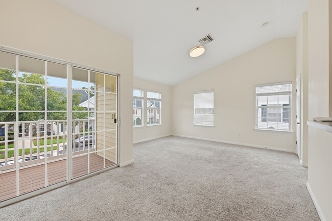 Building Photo - 575 Oakleaf Plantation Pky Unit 809