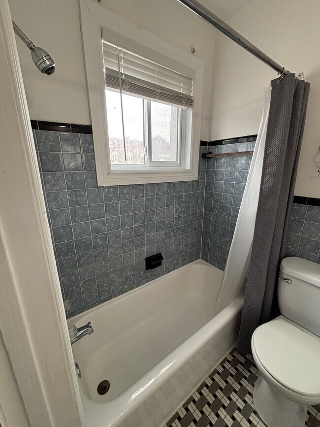 Photo - 1820 Rosemont