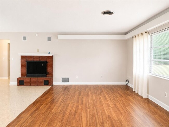 Photo - 1675 De Leon St
