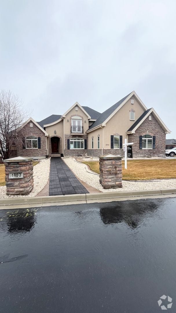 Building Photo - 8 Bed/4.5 Bathroom house in Saratoga Springs