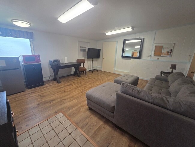 Building Photo - 75 Loha St Unit Studio
