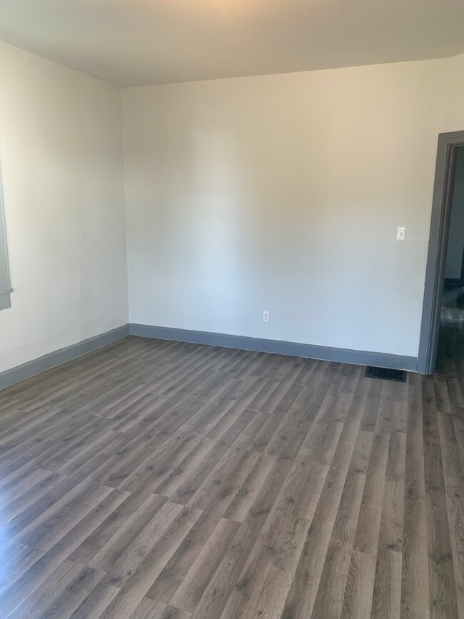 Photo - 407 Oak Ave SE