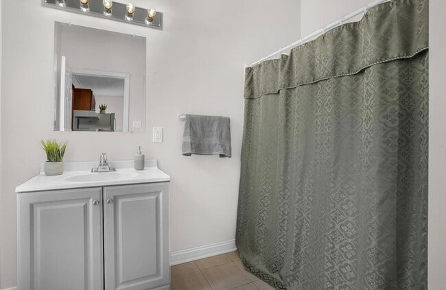 Photo - 105 E Bates St