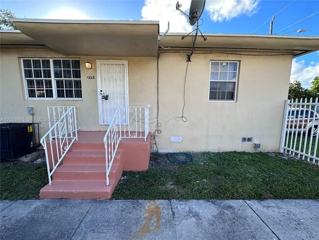 Building Photo - 1220 NW 53rd St Unit 1222