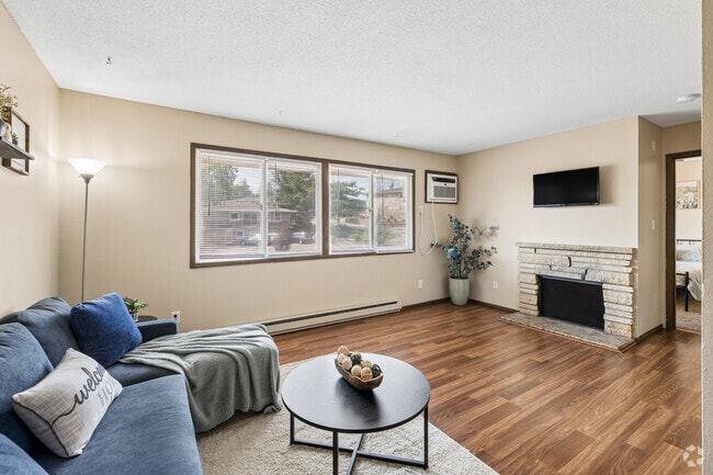 1BR, 1BA - 585SF - Living Room