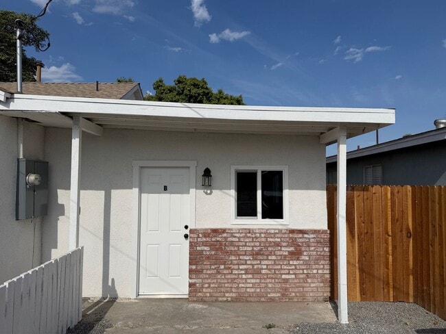 Building Photo - 824 S Phillips St Unit B